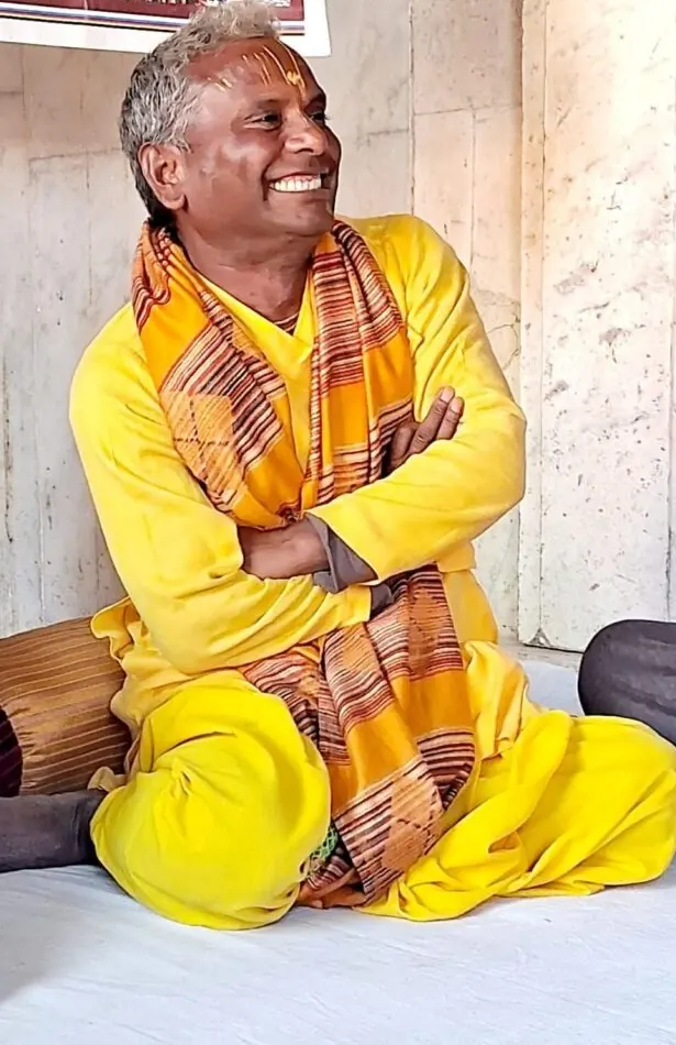 ललितापीठाधीश्वर गोस्वामी श्री कृष्णानंद भट्ट जी महाराज, पीले वस्त्र और दुपट्टे में मुस्कुराते हुए