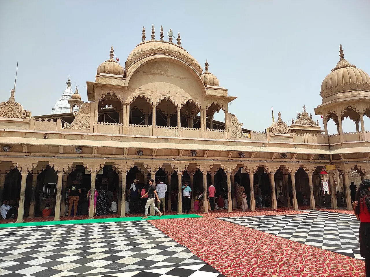 श्री लाडली जी मंदिर का प्रांगण