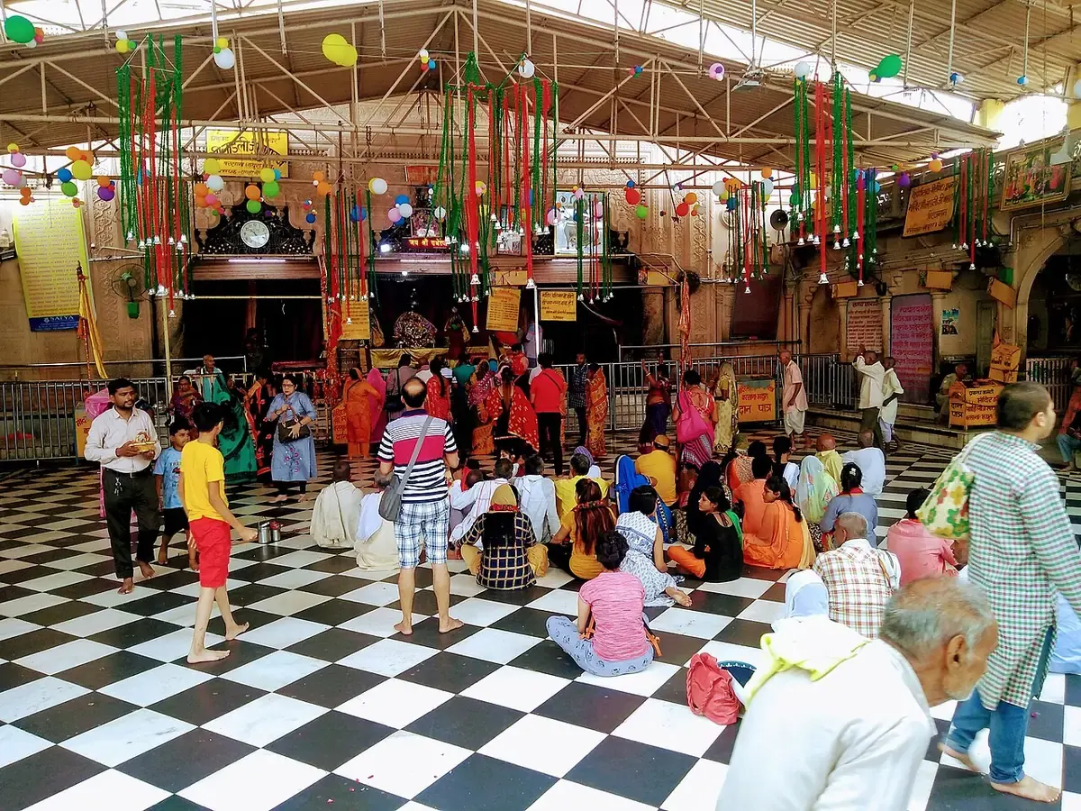 श्री लाडली जी मंदिर के भीतर दर्शन की प्रतीक्षा करते भक्त